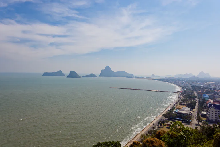 Prachuapin keskinen ranta, huomaa kiitorata vuoren juurella