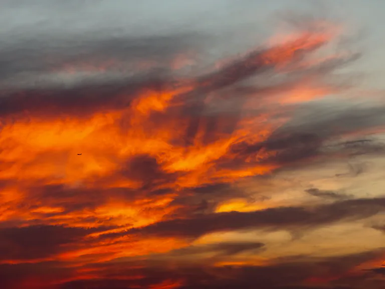 Lentokone matkalla auringonlaskuun