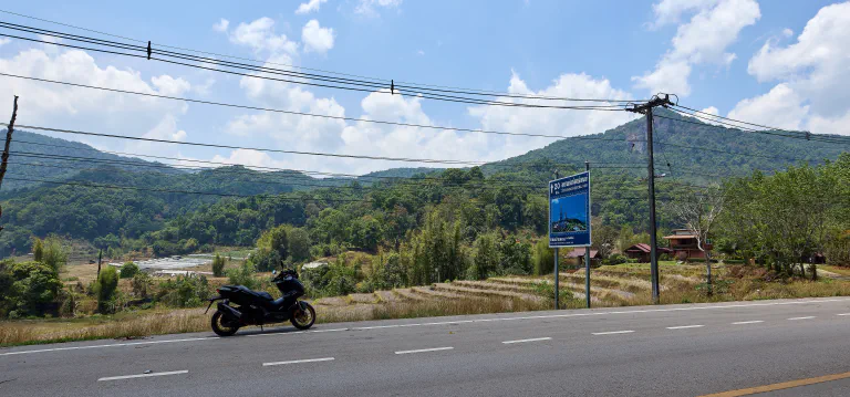 Mopo tien reunassa