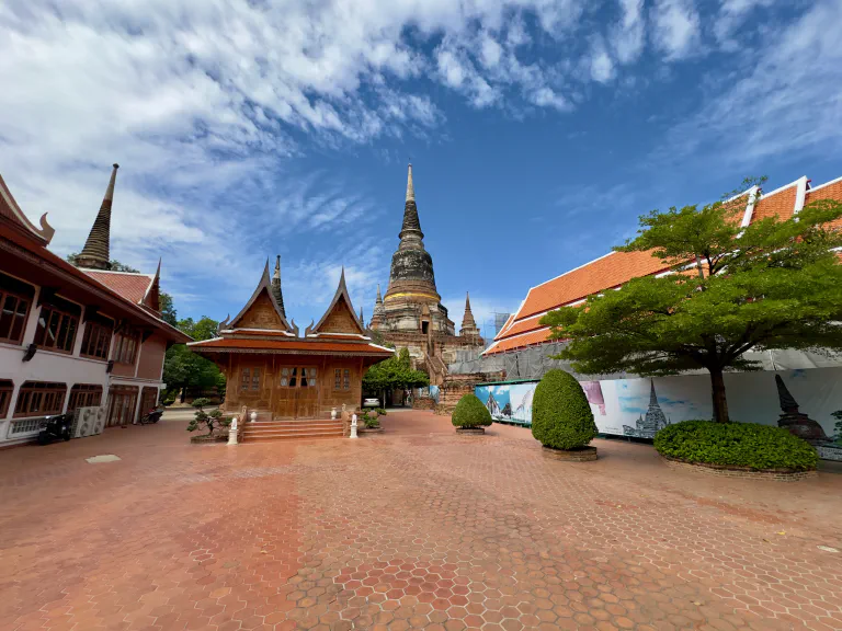 Wat Yai Chai Mongkhon toisesta kulmasta