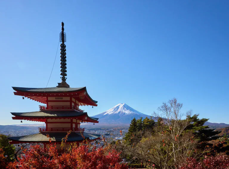 Fuji ja Chureiton pagoda kulmasta, josta niitä ei yleensä kuvata