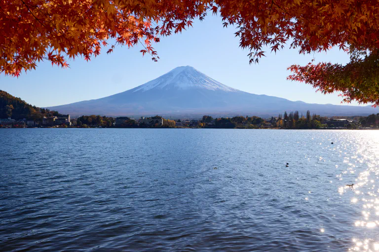 Fuji sinisten ja punaisten asioiden takana