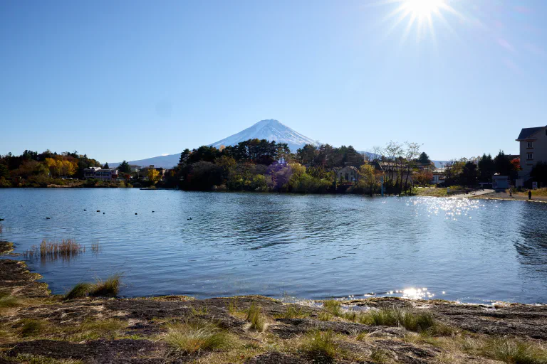 Fuji sinisten ja vihreiden asioiden takana