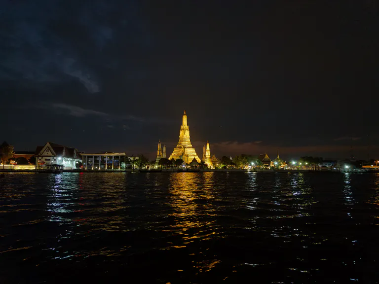 Wat Arun auringonlaskun jälkeen